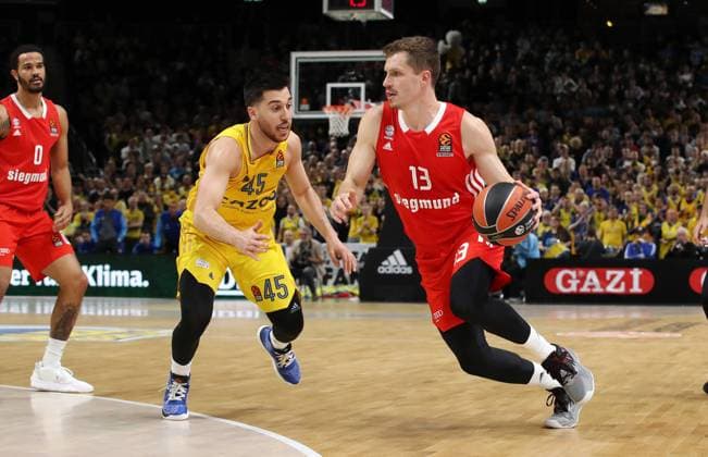 Tamir Blatt, Andreas Obst Zweikampf Spielszene Aktion Basketball Euroleague EL Herren Saison 2022 2023 10.11.2022 ALBA Berlin vs. FC Bayern München