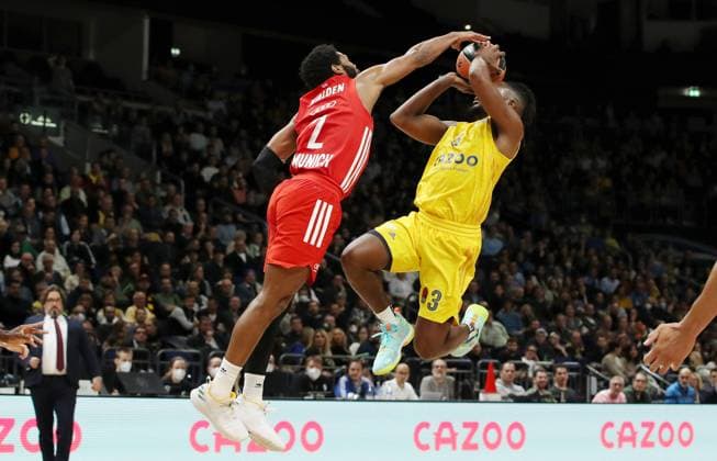 Sport Bilder des Tages Corey Walden geht zum Korb, Johannes Thiemann, Jaleen Smith Zweikampf Spielszene Aktion Basketball Euroleague EL Herren Saison 2022 2023 10.11.2022 ALBA Berlin vs. FC Bayern München