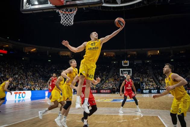 Basketball Berlin 10.11.2022 Saison 2022 2023 Euroleague Regular Season Alba Berlin - FC Bayern München Basketball Luke Sikma (Alba Berlin, No.43)