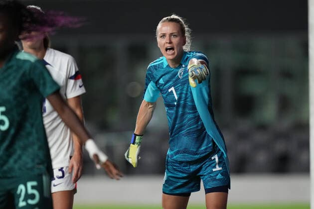 Fußball, Frauen Länderspiel, USA- Deutschland FORT LAUDERDALE, FL - NOVEMBER 10: Germany goalie Merle Frohms (1) directs a player before a corner during the game between Germany and the U.S.A. on Thursday, November 10, 2022 at DRV PNK Stadium in Fort Laurderdale, FL. (Photo by Peter Joneleit Icon Sportswire) SOCCER: NOV 10 Women s USA vs Germany Icon22111012