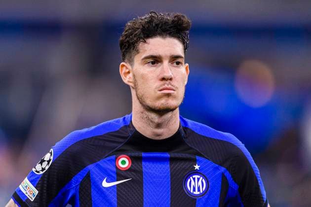 Milan, Italy - October 26: Alessandro Bastoni of Internazionale getting into the field during the UEFA Champions League group C match between FC Internazionale and Viktoria Plzen at San Siro Stadium on October 26, 2022 in Milan, Italy. (Photo by Marcio Machado Eurasia Images) Milan San Siro Stadium Italy