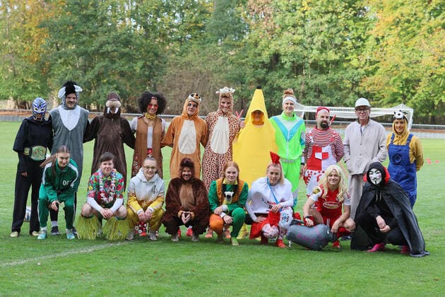 1.FC Köln, Fussball Frauen, 1. Bundesliga, Karnevalstraining, 2. von rechts stehend, Gruppenfoto mit Markus Rejek (1.FC Köln), Bild: , 11.11.2022