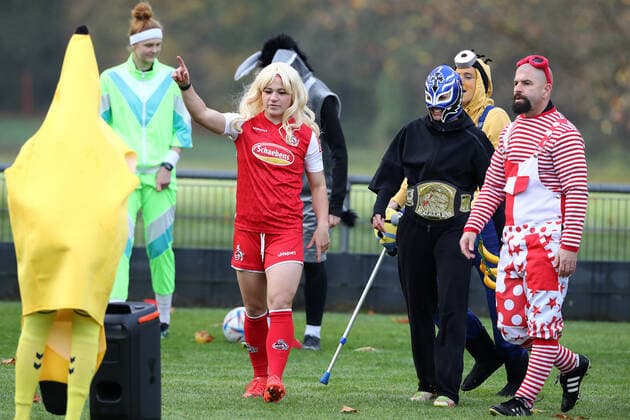 1.FC Köln, Fussball Frauen, 1. Bundesliga, Karnevalstraining, rechts: Trainer Sascha Glass (1.FC Köln), Bild: , 11.11.2022