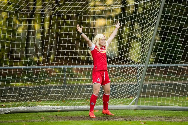FLYERALARM Frauen Fussball Bundesliga, 1. FC Koeln Training im Kostuem; 11.11.2022 Alicia Gudorf ( 12, 1. FC Koeln) verkleidet als Mandy Islacker ( 8, 1. FC Koeln) im Tor FLYERALARM Frauen Fussball Bundesliga, 1. FC Koeln Training im Kostuem, Koeln, Geissbockheim Copyright: xBEAUTIFULxSPORTS Wunderlx