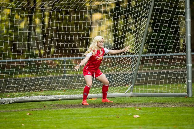 FLYERALARM Frauen Fussball Bundesliga, 1. FC Koeln Training im Kostuem; 11.11.2022 Alicia Gudorf ( 12, 1. FC Koeln) verkleidet als Mandy Islacker ( 8, 1. FC Koeln) im Tor FLYERALARM Frauen Fussball Bundesliga, 1. FC Koeln Training im Kostuem, Koeln, Geissbockheim Copyright: xBEAUTIFULxSPORTS Wunderlx