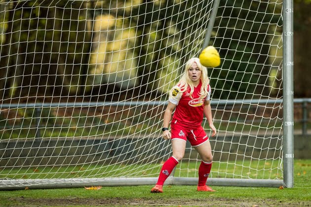 FLYERALARM Frauen Fussball Bundesliga, 1. FC Koeln Training im Kostuem; 11.11.2022 Alicia Gudorf ( 12, 1. FC Koeln) verkleidet als Mandy Islacker ( 8, 1. FC Koeln) im Tor FLYERALARM Frauen Fussball Bundesliga, 1. FC Koeln Training im Kostuem, Koeln, Geissbockheim Copyright: xBEAUTIFULxSPORTS Wunderlx