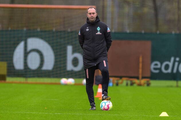 GER, 1.FBL, Werder Bremen Training 11.11.2022, Trainingsgelaende am wohninvest WESERSTADION - Platz 4 5, Bremen, GER, 1.FBL, Werder Bremen Training Aufwärmen vor dem Training OLE WERNER (SV Werder Bremen Trainer);