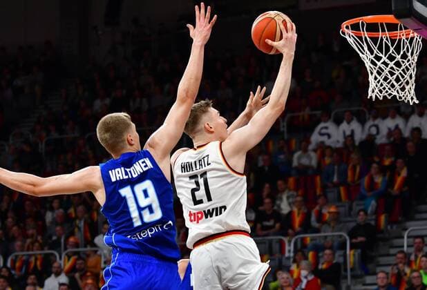 Sport Themen der Woche KW45 Sport Bilder des Tages BAMBERG 11.11.2022 --- Basketball ---- Qualifikationsspiel zur Weltmeisterschaft ---- Deutschland vs Finnland --- Justus Hollatz (21, Deutschland) mit Korbleger gegen Elias Valtonen (19, Finnland) --- Foto: Hans-Martin Issler isslerimages ---- Brose Bamberg vs FC Bayern München *** BAMBERG 11 11 2022 Basketball qualifying match for the World Cup Germany vs Finland Justus Hollatz 21, Germany with a basket shot against Elias Valtonen 19, Finland Photo Hans Martin Issler isslerimages Brose Bamberg vs FC Bayern Munich