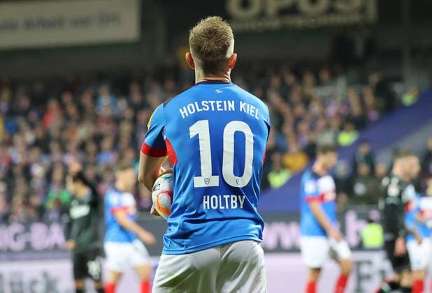 Lewis Holtby (Holstein Kiel) Fussball, Herren, Saison 2022 2023, 2.BL, Holstein Kiel gegen Hannover 96 DFL REGULATIONS PROHIBIT ANY USE OF PHOTOGRAPHS AS IMAGE SEQUENCES AND OR QUASI-VIDEO. *** Lewis Holtby Holstein Kiel football, men, season 2022 2023, 2 BL, Holstein Kiel vs Hannover 96 DFL REGULATIONS PROHIBIT ANY USE OF PHOTOGRAPHS AS IMAGE SEQUENCES AND OR QUASI VIDEO