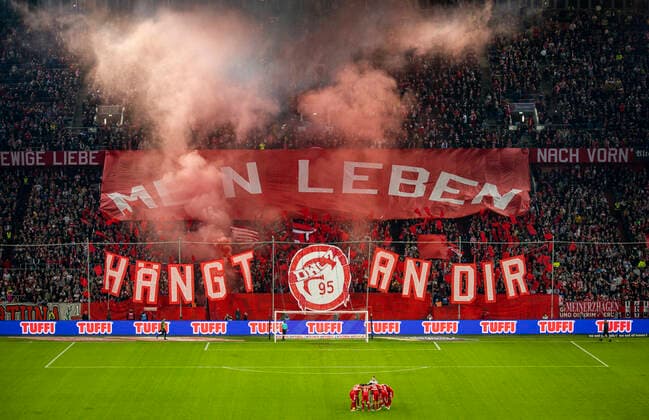 Bilder des Jahres, Sport 11 November Sport Themen der Woche KW45 Sport Bilder des Tages 11.11.2022, Düsseldorf Choreo von F95 Spruchband: Mein Leben hängt an dir Fortuna Düsseldorf - 1. FC Kaiserslautern Fussball; Saison 2022 23 Foto: Moritz Müller *** 11 11 2022, Düsseldorf choreo of F95 banner My life depends on you Fortuna Düsseldorf 1 FC Kaiserslautern football season 2022 23 Photo Moritz Müller