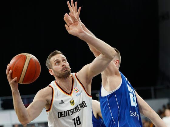 Basketball, WM Quali, Deutschland - Finnland 11.11.2022, Germany vs. Finland, FIBA Basketball, World Cup Qualifiers, Deutschland, Bamberg, Brose Arena, Im Bild: v.li. Jonas Wohlfahrt-Bottermann (Germany) und Alexander Madsen (Finland) Copyright: HMBxMedia xHeikoxBecker