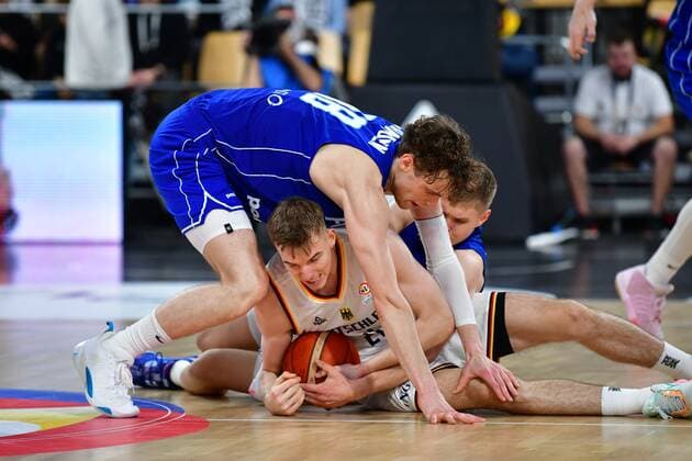 BAMBERG 11.11.2022 --- Basketball ---- Qualifikationsspiel zur Weltmeisterschaft ---- Deutschland vs Finnland --- Justus Hollatz (21, Deutschland) gegen Mikael Jantunen (18, Finnland) und Elias Valtonen (19, Finnland) --- Foto: Hans-Martin Issler isslerimages ---- Brose Bamberg vs FC Bayern München