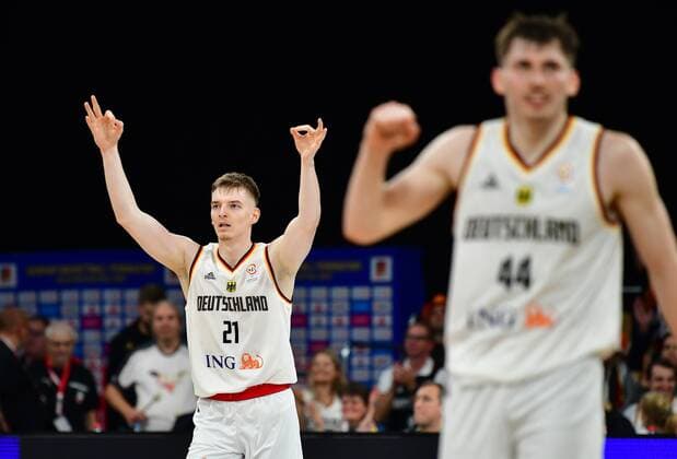 BAMBERG 11.11.2022 --- Basketball ---- Qualifikationsspiel zur Weltmeisterschaft ---- Deutschland vs Finnland --- Justus Hollatz (21, Deutschland) und David Krämer (44, Deutschland) freuen sich über erfolgreichen Dreipunktewurf. --- Foto: Hans-Martin Issler isslerimages ---- Brose Bamberg vs FC Bayern München