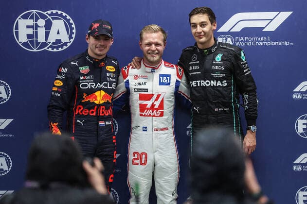 Sport Bilder des Tages VERSTAPPEN Max (ned), Red Bull Racing RB18, portrait MAGNUSSEN Kevin (den), Haas F1 Team VF-22 Ferrari, portrait RUSSELL George (gbr), Mercedes AMG F1 Team W13, portrait during the Formula 1 Heineken Grande Premio de Sao Paulo 2022, Sao Paulo Grand Prix Grand Prix 2022, 21st round of the 2022 FIA Formula One World Championship, WM, Weltmeisterschaft from November 11 to 13, 2022 on the Interlagos Circuit, in Sao Paulo, Brazil - F1 - SAO PAULO GRAND PRIX 2022 DPPI Panoramic G00D3612 copie