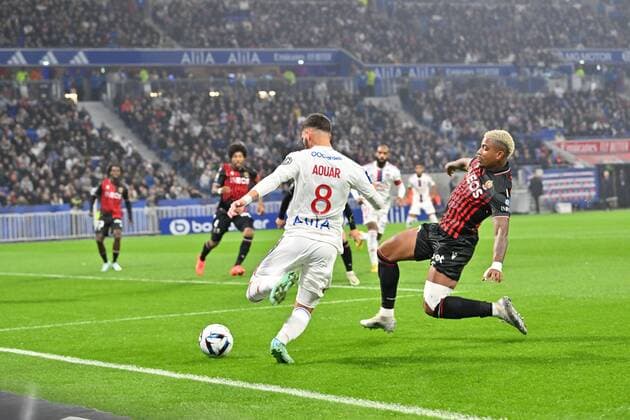 Fußball, Olympique Lyon - OGC Nizza Alexandre Lacazette (lyon) vs Mario Lemina (nice) FOOTBALL: Olympique Lyonnais vs OGC Nice - Ligue 1 - 11 11 2022 FredericChambert Panoramic 