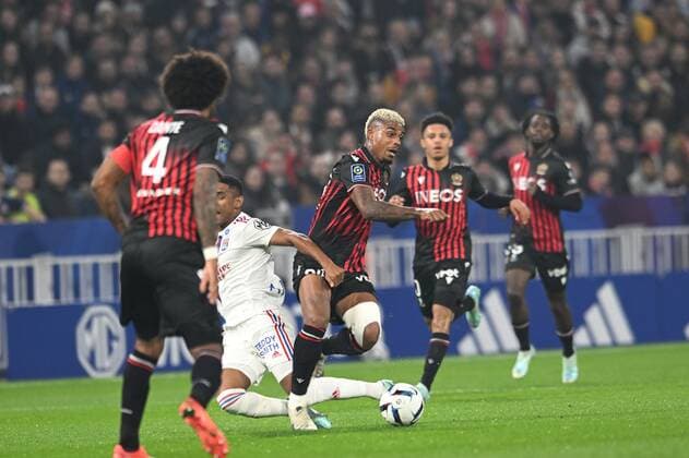 Fußball, Olympique Lyon - OGC Nizza Tete (lyon) vs Mario Lemina (nice) FOOTBALL: Olympique Lyonnais vs OGC Nice - Ligue 1 - 11 11 2022 FredericChambert Panoramic 