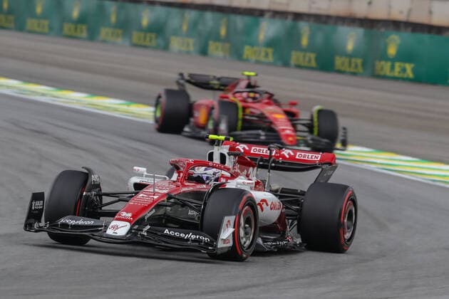 FORMULA 1 HEINEKEN GRANDE PREMIO DO BRASIL 2022 11.11.2022, Autodromo Jose Carlos Pace, Interlagos, FORMULA 1 HEINEKEN GRANDE PREMIO DO BRASIL 2022 , im Bild Guanyu Zhou (CHN), Alfa Romeo Racing ORLEN, Carlos Sainz Jr. (ESP), Scuderia Ferrari.