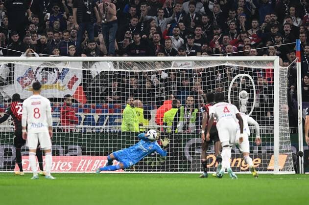 Fußball, Olympique Lyon - OGC Nizza Anthony Lopes (lyon) vs Nicolas Pepe (nice) FOOTBALL: Olympique Lyonnais vs OGC Nice - Ligue 1 - 11 11 2022 FredericChambert Panoramic 