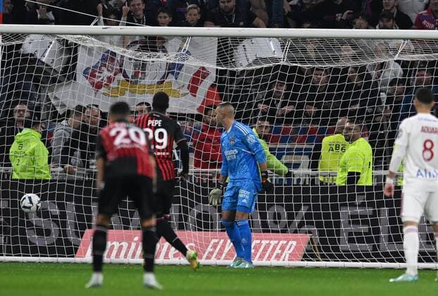 Fußball, Olympique Lyon - OGC Nizza Anthony Lopes (lyon) vs Nicolas Pepe (nice) FOOTBALL: Olympique Lyonnais vs OGC Nice - Ligue 1 - 11 11 2022 FredericChambert Panoramic 