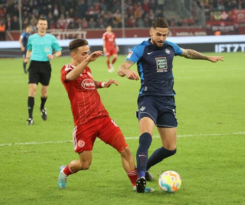 Die Szene des Spiels: Michael Karbownik (Fortuna Duesseldorf 3) und Lex Tyger Lobinger (1. FC Kaiserslautern 27), Elfmeterpfiff nach Foul, Fortuna Duesseldorf vs. 1. FC Kaiserslautern, Fussball, 2. Bundesliga, 17. Spieltag, 11.11.2022, DFL REGULATIONS PROHIBIT ANY USE OF PHOTOGRAPHS AS IMAGE SEQUENCES AND OR QUASI-VIDEO, Fortuna Duesseldorf vs. 1. FC Kaiserslautern, Fussball, 2. Bundesliga, 17. Spieltag, 11.11.2022, Duesseldorf Copyright: xJoergxNiebergall Eibner-Pressefox EER