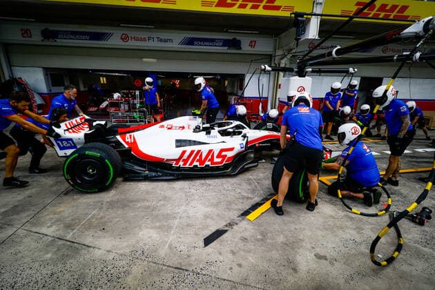 Dia de treino e Sprint F1 em Interlagos SÃO PAULO, SP - 12.11.2022: DIA DE TREINO E SPRINT F1 EM INTERLAGOS - Free training day and sprint race valid for qualifying for the 2022 Formula1 Grand Prix at the José Carlos Pace race track, in Interlagos, south of São Paulo, this Saturday (12). In the photo, the Haas team is training to change tires. (Photo: Aloisio Mauricio Fotoarena) x2292804x  AloisioxMauricio