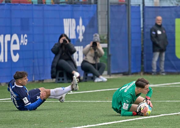 12.11.2022 Fussball Saison 2022 2023 A-Junioren Bundesliga Süd Südwest SV Darmstadt 98 - 1. FC Heidenheim (2:0) v. li. 30 Adriano Toch (Darmstadt) 1 TW Frank Feller (Heidenheim) (Foto: Peter Henrich) Darmstadt Hessen Deutschland