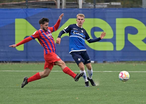 12.11.2022 Fussball Saison 2022 2023 A-Junioren Bundesliga Süd Südwest SV Darmstadt 98 - 1. FC Heidenheim (2:0) v. li. 8 Levis Schaber (Heidenheim) 14 Aaron Schreck (Darmstadt) (Foto: Peter Henrich) Darmstadt Hessen Deutschland