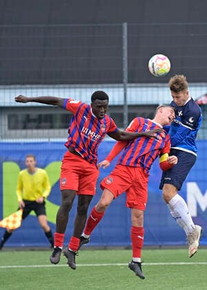 12.11.2022 Fussball Saison 2022 2023 A-Junioren Bundesliga Süd Südwest SV Darmstadt 98 - 1. FC Heidenheim (2:0) Kopfball Duell v. li. 3 Seedy Jarju (Heidenheim) 6 Luka Janes (Heidenheim) 5 Philipp Hamm (Darmstadt) (Foto: Peter Henrich) Darmstadt Hessen Deutschland