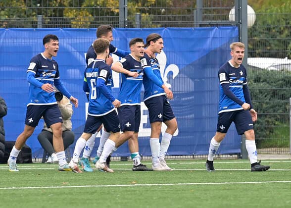 12.11.2022 Fussball Saison 2022 2023 A-Junioren Bundesliga Süd Südwest SV Darmstadt 98 - 1. FC Heidenheim (2:0) erneuter Torjubel Mitte links 11 Mike Borger und Mitte rechts 10 Luca Kaiser (Darmstadt) (Foto: Peter Henrich) Darmstadt Hessen Deutschland