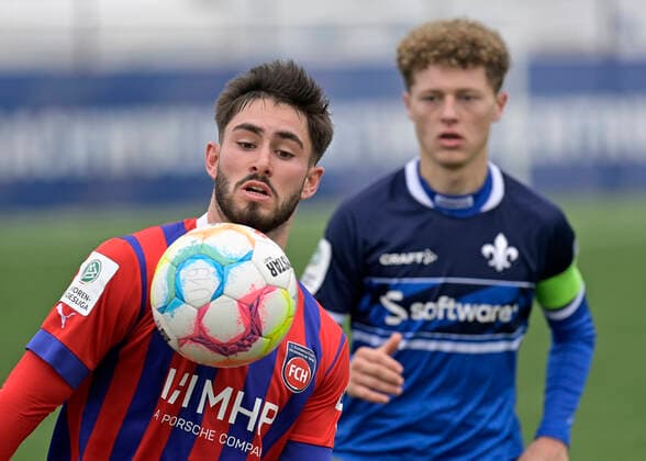 12.11.2022 Fussball Saison 2022 2023 A-Junioren Bundesliga Süd Südwest SV Darmstadt 98 - 1. FC Heidenheim (2:0) v. li. 8 Levis Schaber (Heidenheim) 6 Philipp Sonn (Darmstadt) (Foto: Peter Henrich) Darmstadt Hessen Deutschland