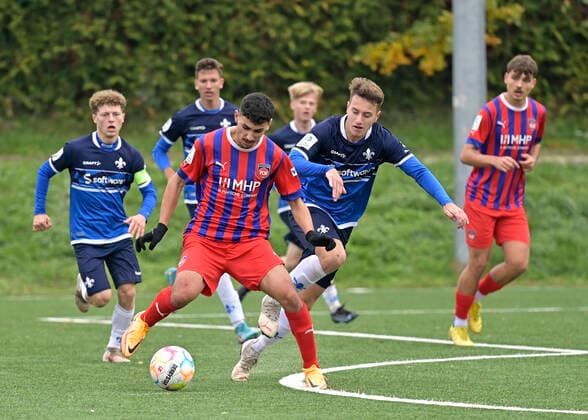 12.11.2022 Fussball Saison 2022 2023 A-Junioren Bundesliga Süd Südwest SV Darmstadt 98 - 1. FC Heidenheim (2:0) v. li. 9 Cem Demir (Heidenheim) 5 Philipp Hamm (Darmstadt) (Foto: Peter Henrich) Darmstadt Hessen Deutschland