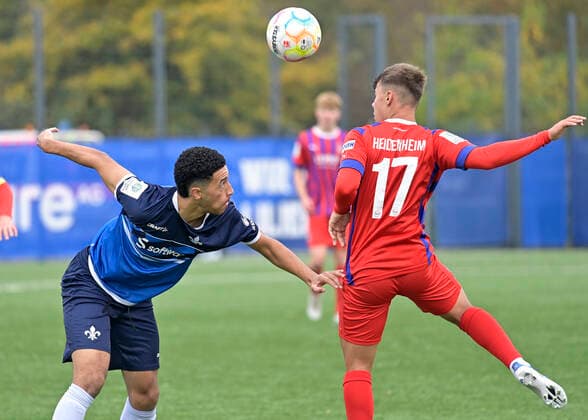12.11.2022 Fussball Saison 2022 2023 A-Junioren Bundesliga Süd Südwest SV Darmstadt 98 - 1. FC Heidenheim (2:0) v. li. 27 Francis Mbassi (Darmstadt) 17 Christopher Negele (Heidenheim) (Foto: Peter Henrich) Darmstadt Hessen Deutschland