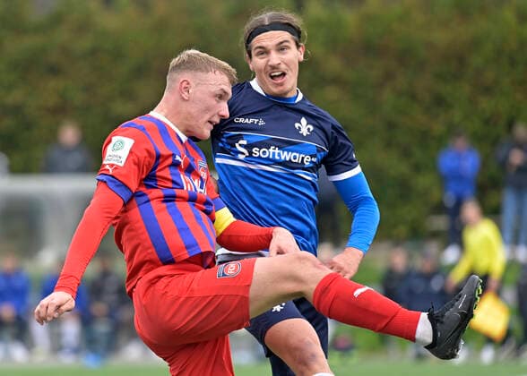 12.11.2022 Fussball Saison 2022 2023 A-Junioren Bundesliga Süd Südwest SV Darmstadt 98 - 1. FC Heidenheim (2:0) v. li. 6 Luka Janes (Heidenheim) 10 Luca Kaiser (Darmstadt) (Foto: Peter Henrich) Darmstadt Hessen Deutschland