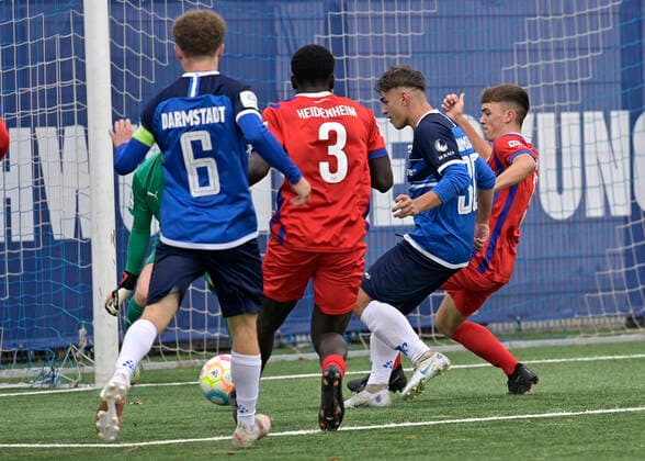 12.11.2022 Fussball Saison 2022 2023 A-Junioren Bundesliga Süd Südwest SV Darmstadt 98 - 1. FC Heidenheim (2:0) v. li. 30 Adriano Toch (Darmstadt) vor dem Tor umringt (Foto: Peter Henrich) Darmstadt Hessen Deutschland