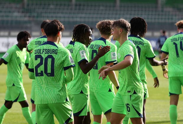 VfL vs. HSV, A-Junioren BL Wolfsburg, 12.11.2022, FUßBALL - VfL Wolfsburg U19 vs. Hamburger SV U19, A-Junioren Bundesliga Nord Nordost, Saison 2022 23. Joao Pinto (VfL Wolfsburg U19) jubelt mit Mannschaftskollegen nach seinem Tor zum 1:0 Wolfsburg
