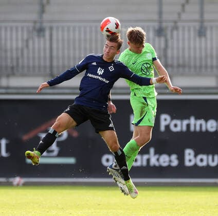 VfL vs. HSV, A-Junioren BL Wolfsburg, 12.11.2022, FUßBALL - VfL Wolfsburg U19 vs. Hamburger SV U19, A-Junioren Bundesliga Nord Nordost, Saison 2022 23. Lukas Ambros (VfL Wolfsburg U19) Wolfsburg