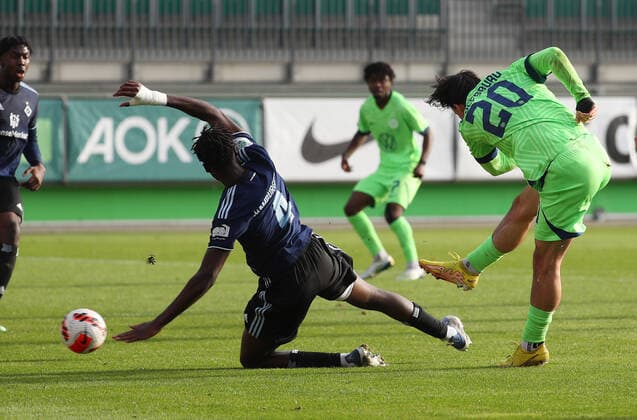 VfL vs. HSV, A-Junioren BL Wolfsburg, 12.11.2022, FUßBALL - VfL Wolfsburg U19 vs. Hamburger SV U19, A-Junioren Bundesliga Nord Nordost, Saison 2022 23. Matthew Meier (VfL Wolfsburg U19) schießt Tor zum 2:0 Wolfsburg