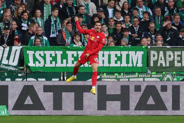 v.li.: Torschütze Andre Miguel Valente da Silva (RB Leipzig, 19) mit Torjubel, Jubel, jubeln, jubelt, optimistisch, Spielszene, Highlight, Freude über das Tor zum 0:1, DIE DFL-RICHTLINIEN UNTERSAGEN JEGLICHE NUTZUNG VON FOTOS ALS SEQUENZBILDER UND ODER VIDEOA?HNLICHE FOTOSTRECKEN. DFL REGULATIONS PROHIBIT ANY USE OF PHOTOGRAPHS AS IMAGE SEQUENCES AND OR QUASI-VIDEO., 12.11.2022, Bremen (Deutschland), Fussball, Bundesliga, SV Werder Bremen - RB Leipzig