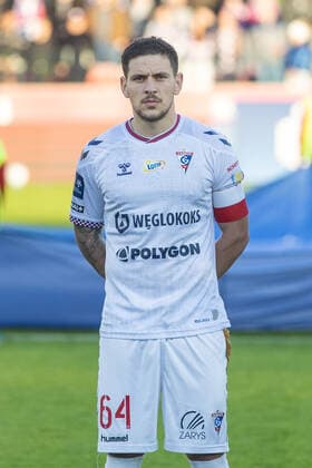 ZABRZE 12.11.2022 MECZ PKO EKSTRAKLASA SEZON 2022 23 --- POLISH FOOTBALL TOP LEAGUE : GORNIK ZABRZE - MIEDZ LEGNICA ERIK JANZA OPASKA FLAGA FOT. MICHAL CHWIEDUK FOKUSMEDIA.COM.PL NEWSPIX.PL --- Newspix.pl  221112CHW008