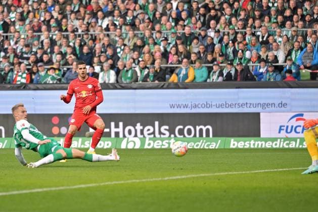 GER, 1. FBL, SV Werder Bremen vs RB Leipzig 12.11.2022, wohninvest Weserstadion, Bremen, GER, 1. FBL, SV Werder Bremen vs RB Leipzig im Bild picture shows Tor zum 0:1 . Torschütze Torschuetze Andre Silva (RB Leipzig 19) trifft zum 0:1 ins Tor von Torwart Jiri Pavlenka (Werder Bremen 01) keine Chance fuer Amos Pieper (Werder Bremen 05)