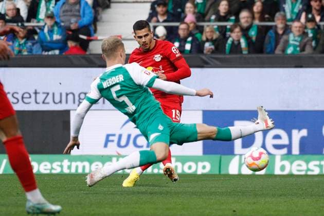 12.11.2022, wohninvest WESERSTADION, Bremen, Ligaspiel, 1. Bundesliga, SV Werder Bremen vs RB Leipzig, im Bild Amos Pieper (5, Bremen) kommt zu spaet, Andre Silva (19, Leipzig) erzielt das Tor zum 0:1 fuer Leipzig DFL regulations prohibit any use of photographs as image sequences and or quasi-video. SV Werder Bremen vs RB Leipzig