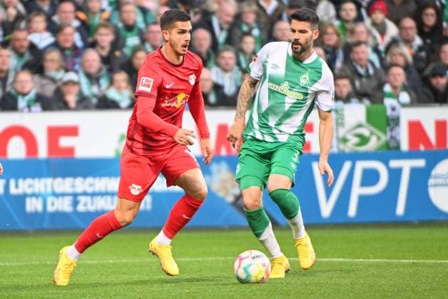 v. li. im Zweikampf Andre Silva (RB Leipzig 19) und Anthony Jung (SV Werder Bremen 3), SV Werder Bremen - RB Leipzig, Fussball, Bundesliga, DFL, 12.11.2022 DFB regulations prohibit any use of photographs as image sequences and or quasi-video Bremen Bremen Deutschland