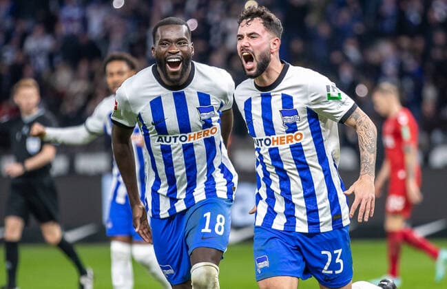 Bilder des Jahres, Sport 11 November Sport Themen der Woche KW45 Sport Bilder des Tages Berlin, 12.11.22, Fussball, Bundesliga, 15. Spieltag, Hertha BSC - 1. FC Koeln, Olympiastadion. Berlins Marco Richter schießt das Tor zum 2:0 und laeuft mit Berlins Wilfried Kanga jubelnt ueber den Platz. DFL regulations and DFB regulations prohibit any use of photographs as image sequences and or quasi-video, Foto: Andreas Gora Hertha BSC - 1. FC Koeln *** Berlin, 12 11 22, Soccer, Bundesliga, 15 Spieltag, Hertha BSC 1 FC Koeln, Olympiastadion Berlins Marco Richter shoots the goal to 2 0 and runs over the field with Berlins Wilfried Kanga cheering DFL regulations and DFB regulations prohibit any use of photographs as image sequences and or quasi video, Foto Andreas Gora Hertha BSC 1 FC Koeln