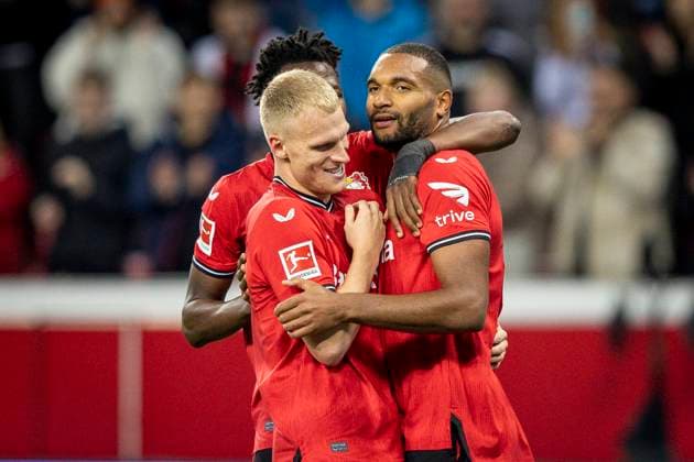 DFL; Bayer 04 Leverkusen vs. VfB Stuttgart, 12.11.2022 Torjubel um den Schuetzet zum 2:0, Jonathan Tah (Bayer 04 Leverkusen, 4) waehrend der Begegnung Bayer 04 Leverkusen gegen den VfB Stuttgart am 15. Spieltag der 1. Fussball-Bundesliga am 12.11.2022 in der BayArena in Leverkusen (Nordrhein-Westfalen). Mit ihm Mitchel Bakker (Bayer 04 Leverkusen, 5), Edmond Tapsoba (Bayer 04 Leverkusen, 12). DFL REGULATIONS PROHIBIT ANY USE OF PHOTOGRAPHS AS IMAGE SEQUENCES AND OR QUASI-VIDEO. Copyright: xBEAUTIFULxSPORTS AxelxKohringx
