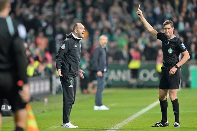 Sport Bilder des Tages GER, 1. FBL, SV Werder Bremen vs RB Leipzig 12.11.2022, wohninvest Weserstadion, Bremen, GER, 1. FBL, SV Werder Bremen vs RB Leipzig im Bild picture shows Gelb die Gelbe Karte. Schiedsrichter Dr. Matthias Jöllenbeck Joellenbeck (Freiburg) zeigt Trainer Ole Werner (Werder Bremen) die Gelbe Karte