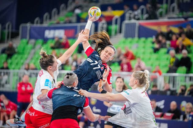 Bilder des Jahres, Sport 11 November Sport Themen der Woche KW45 Sport Bilder des Tages Handball-EM Slovenia 2022: Kroatia - Danmark Ljubljana , Slovenia 20221112. Kroatias Valentina Blazevic under EM-kampen i hovedrunden mellom Kroatia og Danmark i Sto?ice Arena. Foto: Beate Oma Dahle NTB Ljubljana Slovenia EDITORIAL USE ONLY. RESTRICTED USE FOR BETTING COMPANIES Ref:_SPOd4l9-En0OtA.jpg *** Handball EC Slovenia 2022 Croatia Denmark Ljubljana , Slovenia 20221112 Croatias Valentina Blazevic during the EC match in the main round between Croatia and Denmark in the Sto?ice Arena Photo Beate Oma Dahle NTB Ljubljana Slovenia EDITORIAL USE ONLY RESTRICTED USE FOR BETTING COMPANIES  Copyright: xBeatexOmaxDahlex xNTBx EDITORIAL USE ONLY. RESTRICTED USE FOR BETTING COMPANIES