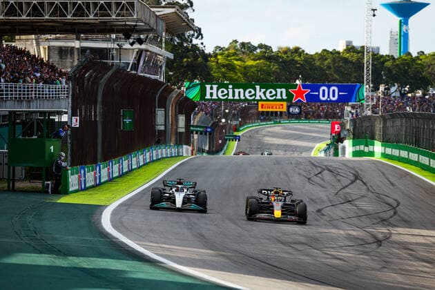 63 RUSSELL George (gbr), Mercedes AMG F1 Team W13, 01 VERSTAPPEN Max (nld), Red Bull Racing RB18, action during the Formula 1 Heineken Grande Premio de Sao Paulo 2022, Sao Paulo Grand Prix Grand Prix 2022, 21st round of the 2022 FIA Formula One World Championship, WM, Weltmeisterschaft from November 11 to 13, 2022 on the Interlagos Circuit, in Sao Paulo, Brazil - F1 - SAO PAULO GRAND PRIX 2022 DPPI Panoramic 20221112_G00D4901
