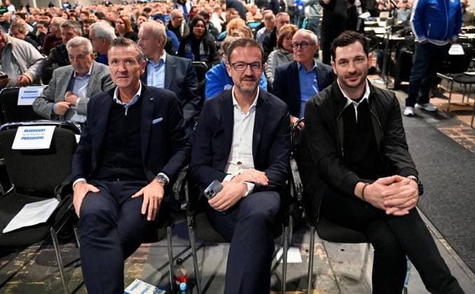 Fussball, Herren, Saison 2022 23, 1. Bundesliga, Hertha BSC, Ordentliche Mitgliederversammlung in der Messe Berlin, v. l. Geschäftsführer Thomas Herrich (Hertha BSC), Geschäftsführer Fredi Bobic (Hertha BSC), Trainer Sandro Schwarz (Hertha BSC), 13.11. 2022, *** Football, men, season 2022 23, 1 Bundesliga, Hertha BSC, Ordinary General Meeting at Messe Berlin, f l Managing Director Thomas Herrich Hertha BSC , Sport Managing Director Fredi Bobic Hertha BSC , Coach Sandro Schwarz Hertha BSC , 13 11 2022, Copyright: xMatthiasxKochx