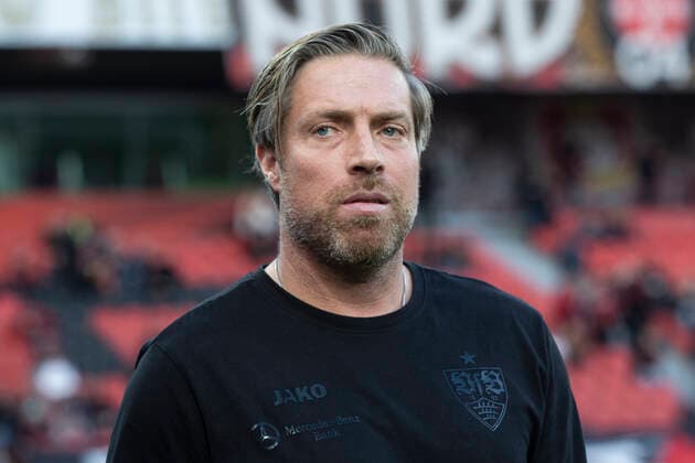 Fußball: 1. Bundesliga, Saison 2022 2023, 15. Spieltag, Bayer 04 Leverkusen - VfB Stuttgart am 12.11.2022 in Leverkusen (Nordrhein-Westfalen). Stuttgarts Trainer Michael Wimmer beobachtet das Aufwärmen WICHTIGER HINWEIS: Gemäß den Vorgaben der DFL Deutsche Fußball Liga bzw. des DFB Deutscher Fußball-Bund ist es untersagt, in dem Stadion und oder vom Spiel angefertigte Fotoaufnahmen in Form von Sequenzbildern und oder videoähnlichen Fotostrecken zu verwerten bzw. verwerten zu lassen. Copyright: xKirchner MarcoxSteinbrennerx