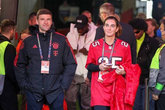 l-r: Thomas Mueller 25 (FC Bayern Muenchen) mit seiner Fau Lisa, Seattle Seahawks vs. Tampa Bay Buccaneers, Football, NFL, American Football Herren, USA 13.11.2022 Muenchen Bayern Deutschland